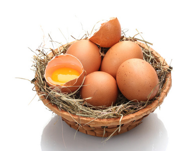 鸡鸡蛋在巢上白色隔离