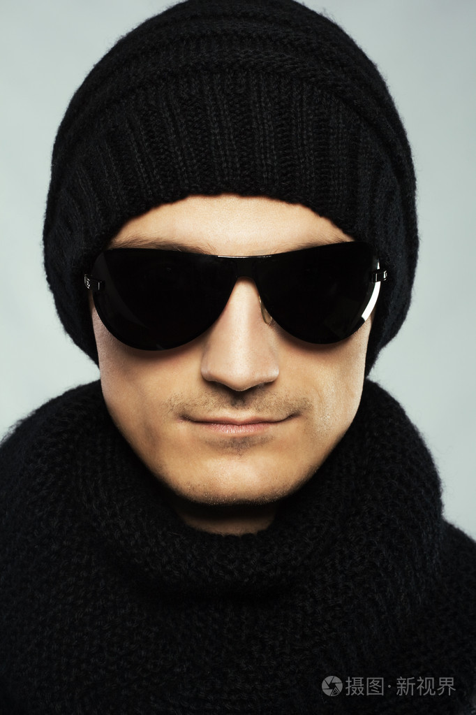 墨镜和黑色服装时尚英俊的男人