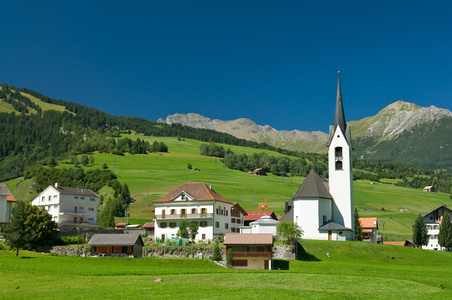 美丽的老村庄Soglio和高山景观中的教堂B