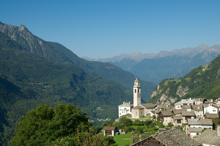 高山景观中风景如画的老村庄Soglio布雷加利亚