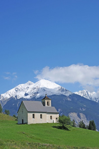 如诗如画的风景特色教会在瑞士的阿尔卑斯山