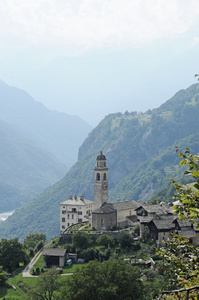如诗如画的风景特色教会在瑞士的阿尔卑斯山
