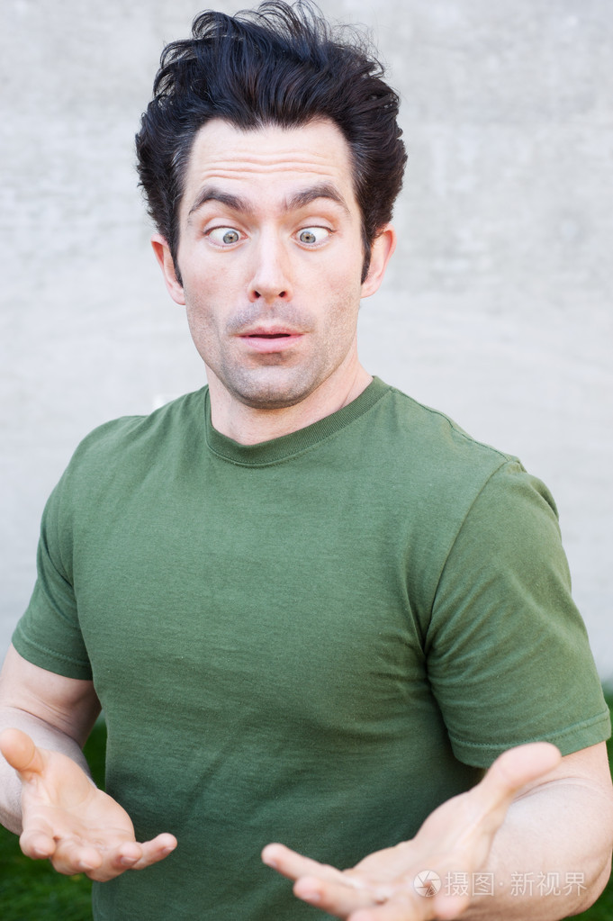 一个斗鸡眼的年轻男子的画像