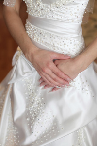 婚礼礼服新娘和修指甲