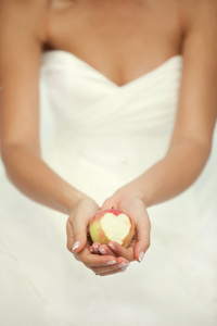 苹果在新娘的手
