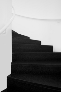 螺旋楼梯室内黑色和白色