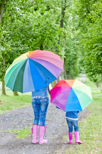 母亲和她的女儿在春天小巷遮阳伞