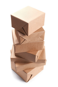 堆栈的包裹包裹着棕色包装用纸