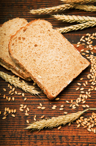 小麦面包和谷物的耳朵