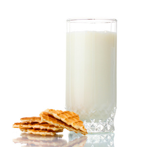 杯牛奶和饼干上白色隔离