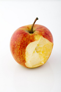 被咬的红苹果，在白色背景上