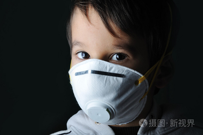 那小孩带着他的脸上的面具