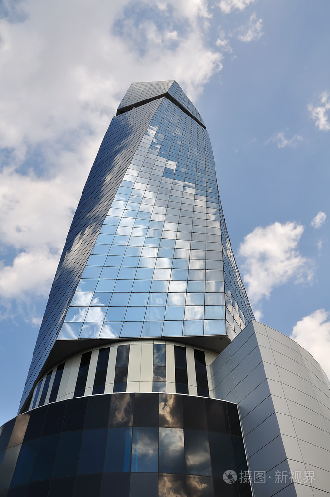 高大的现代玻璃建筑