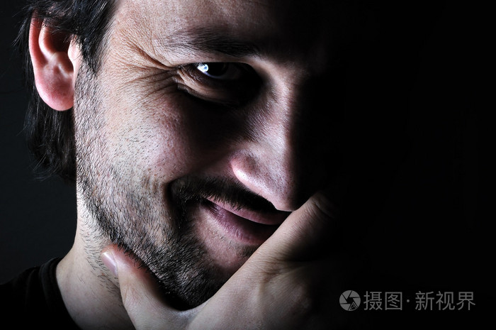 年轻男子在黑暗中微笑