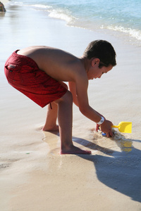 男孩在海滩上玩耍