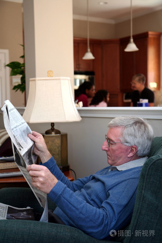 男人读报纸