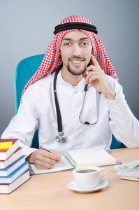 在医院工作的阿拉伯医生