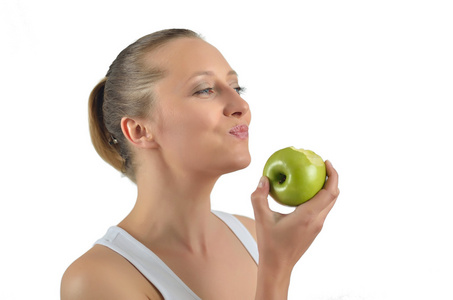 有魅力的微笑女人吃青苹果的肖像