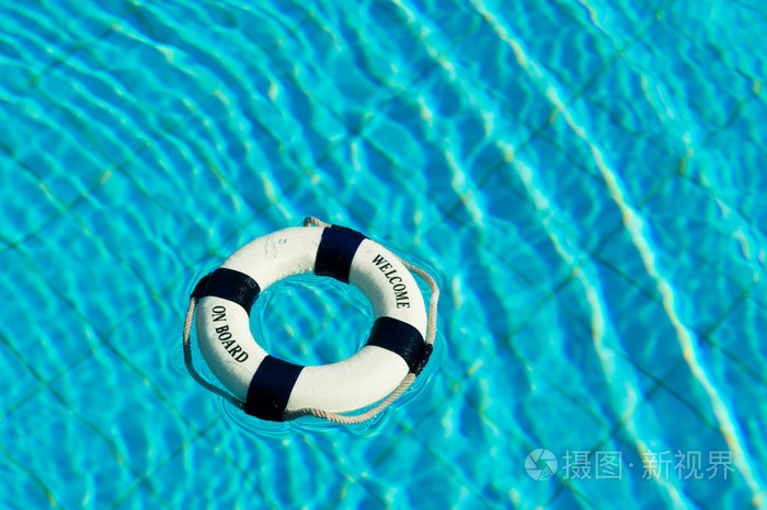 在游泳池中漂浮的救生圈