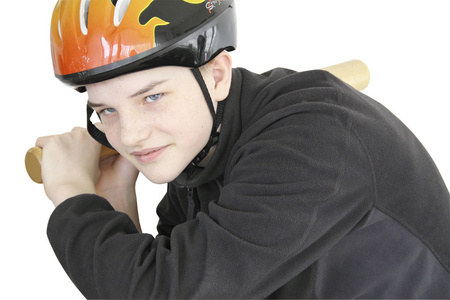 那个男孩,一只蝙蝠在白色背景上的头盔的少年照片