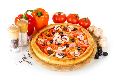 芳香与蔬菜和孤立在白色的蘑菇比萨