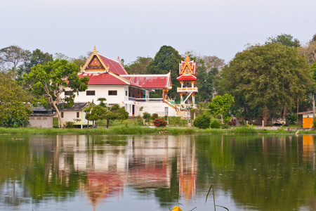 佛教寺庙和湖泊水中倒影
