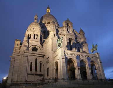 巴黎圣心大教堂在晚上