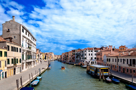 威尼斯，意大利运河 小船和房子