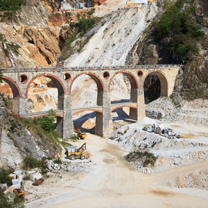 白色大理石  鱼涌 大桥和挖掘机。apuan，carrara，意大利