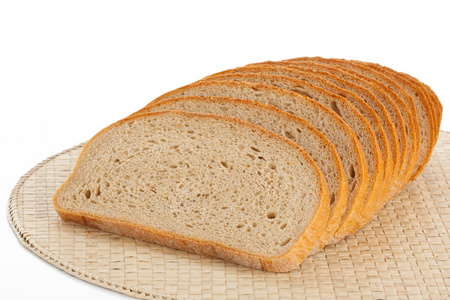 新鲜的面包切片上孤立在白色的地方垫