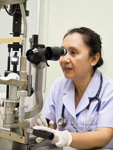 护士与视力计图片