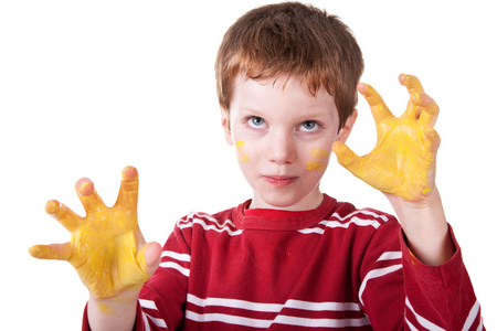 孩子在玩黄色油漆