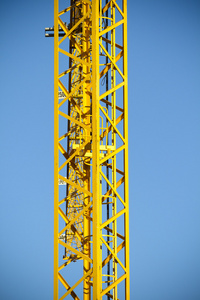 在工业领域中的黄色起重机的金属塔