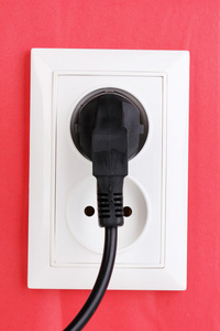 白色电插座与插头在墙上