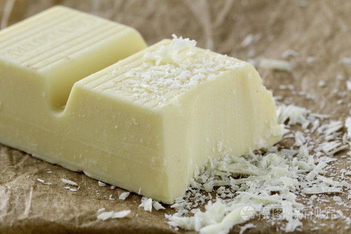 白巧克力块木板上