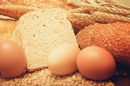 小麦面包 谷物和鸡蛋的耳朵