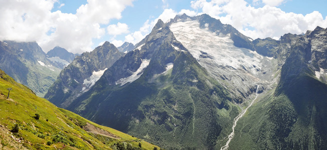 好高的山东巴伊全景。俄罗斯