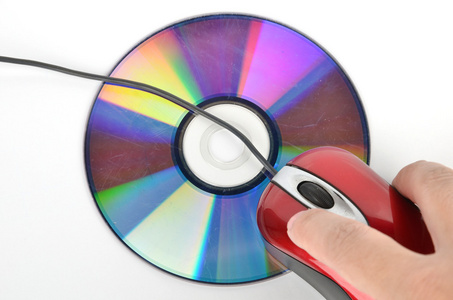 dvd 和红色电脑鼠标