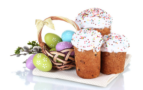 漂亮的复活节蛋糕 丰富多彩的蛋在篮子和孤立在白色的鲜花