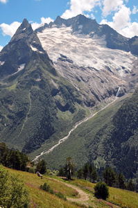 好高的山东巴伊全景。俄罗斯