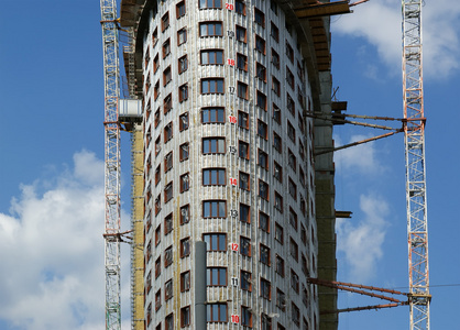 建设背景下的多层建筑起重机