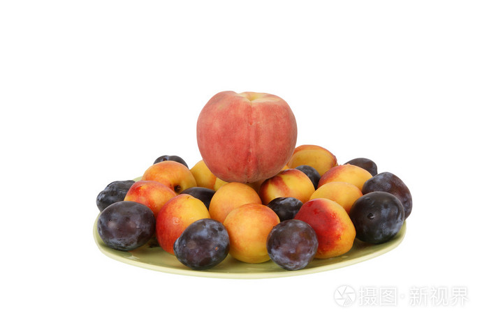 静物与自然成熟李子和桃子