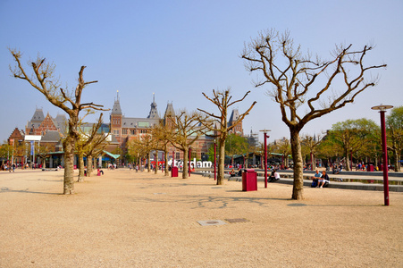 国家博物馆裸秃树和黄砂在阿姆斯特丹，也为你喝彩