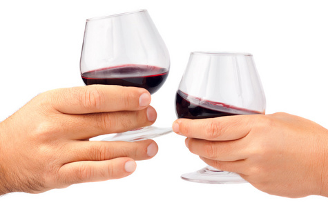 两只手红葡萄酒杯