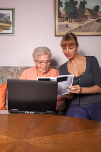 老妇人用一台笔记本电脑