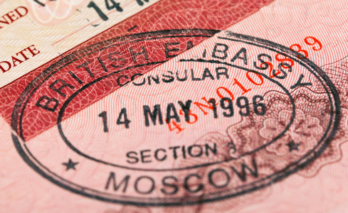 英国签证戳在你的护照。特写