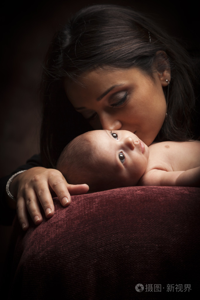 有吸引力的族裔女人与她的新生儿
