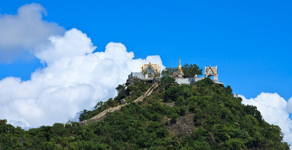 在山和蓝色的天空，泰国寺