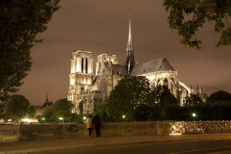 巴黎圣母院大教堂在晚上