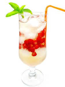 果汁饮料与冰和野草莓